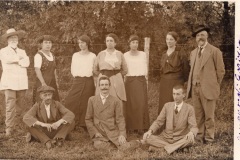 Katzenau 1915. Gruppo di internati goriziani. Giuseppe è il primo a destra seduto a terra.