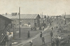 Cartolina illustrata di una via principale del campo per profughi di Wagna.