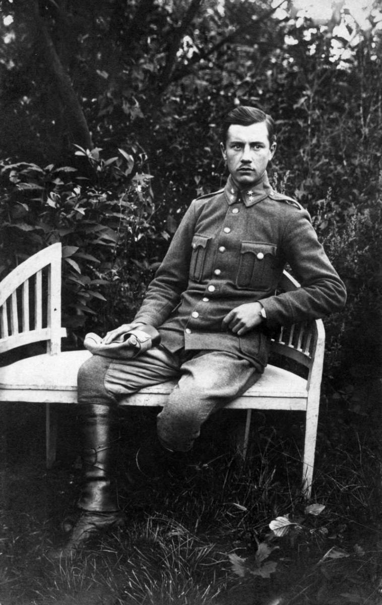 Visintin Egidio in posa per una foto ricordo. 1916/17