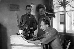 Il sergente Anton Silic, seduto alla scrivania, con due commilitoni. Ajello settembre 1918