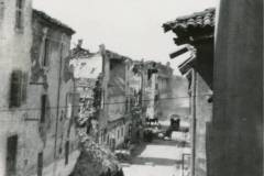 Genieri sgomberano le macerie in Via Mameli, all'epoca via delle Scuole, in prossimità della chiesa di Sant'Ignazio (archivio fam. Nardini)