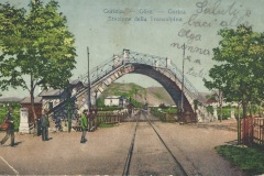 Cartolina illustrata del ponte pedonale che permetteva l'attraversamento dei binari della linea ferroviaria della Transalpina in prossimità del colle della Castagnevizza. Spedita il 28 gennaio 1916 per il campo profughi di Sazavou