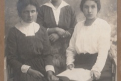 Le tre sorelle Madriz nel luglio del 1917 prima di partire per l’esilio a Viareggio, dopo che la loro casa di via Lunga era stata colpita dalle granate austriache