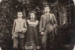 Nell'ordine da sinistra a destra: Giovanni, Anna e Antonio Mighetti (1910)