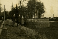 Vittorio Nardini e i due figli a Lucca sui camminamenti lungo la cinta muraria della città. Inverno 1917