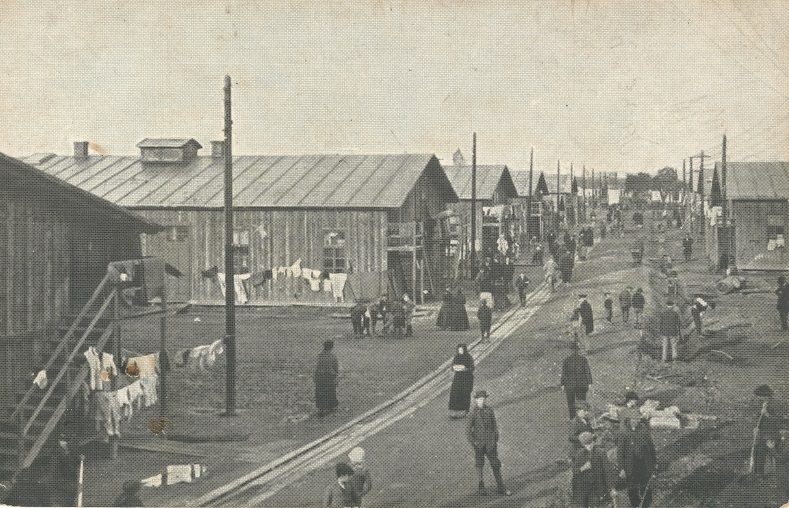 Cartolina illustrata di una via principale del campo per profughi di Wagna.