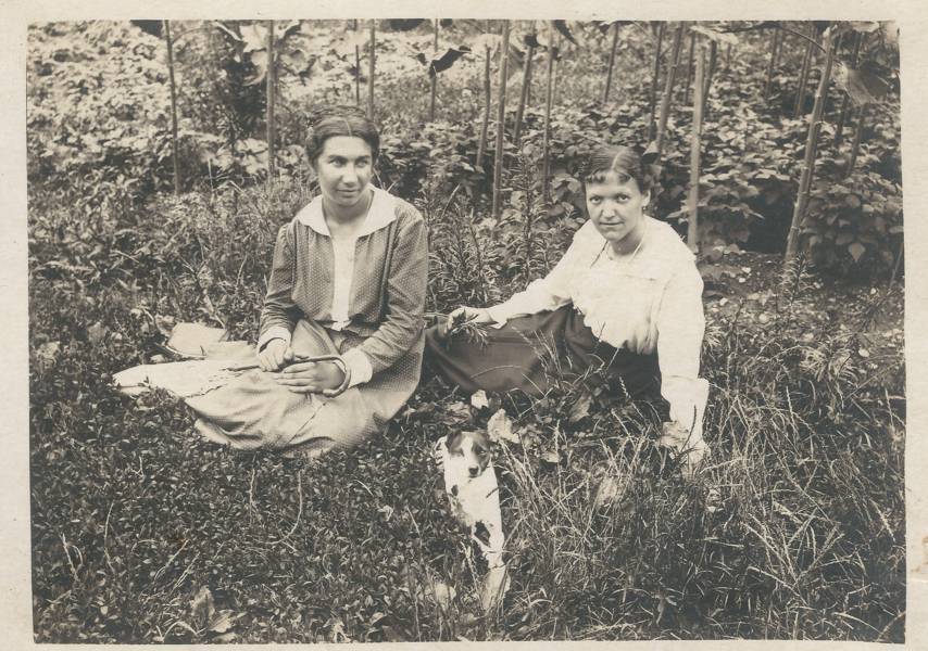 Wagna 1918. Margherita Rea e la cugina Anna in posa nel piccolo orto da loro curato ai margini del grande campo profughi