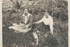 Wagna 1918. Margherita Rea e la cugina Anna in posa nel piccolo orto da loro curato ai margini del grande campo profughi