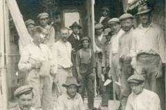 Operai al lavoro in via Rastello, si ricostruisce la casa (1921)