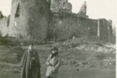Rovine del Castello causate dai ripetuti bombardamenti, i bastioni a sud-est. Sullo sfondo il corpo principale diroccato (archivio fam. Nardini)