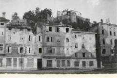 Il castello visto dalla Piazza della Vittoria, all'epoca Piazza Grande