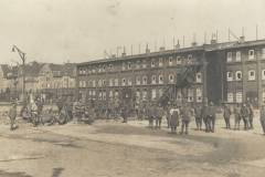 Ufficiali italiani nel piazzale del campo di prigionia di Halle Sassonia (21 novembre 1918)