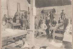 Laboratorio di falegnameria al campo di Pottendorf Landegg per profughi e internati giuliani (15 settembre  1917)